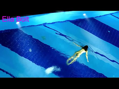 ❤️ No puc parar de mirar-la, jove rossa presa nedant nua a la piscina del complex ELLA BOLT Fota a nosaltres ❌️